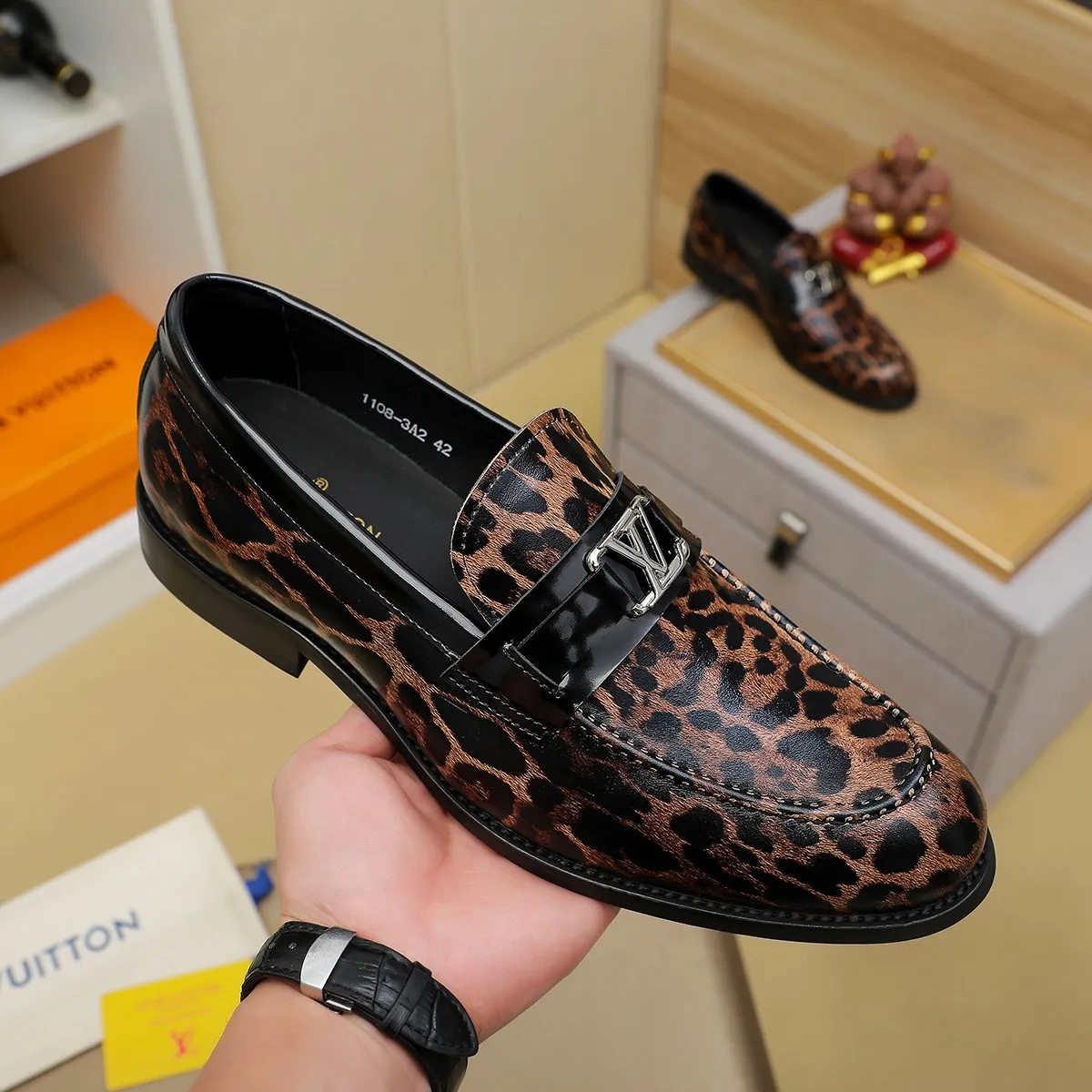 Men's shoes 💰 460 💰 Louis Vuitton LV ® 🆕 model 🔛Full shoe counter, first layer cowhide, 🐂leather lined casual shoes for men, super soft outsole, essential for driving. Counter synchronization, original first layer cowhide, completely 1:1 mold customization🌹top version, color optional! Number: 39-44 (customized at 38.45)